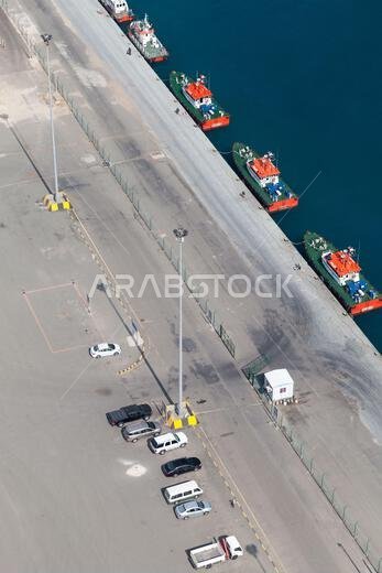 جدة، المملكة العربية السعودية - ٢٢ ديسمبر ٢٠١٩: قوارب الإرشاد راسية في ميناء جدة، صورة جوية