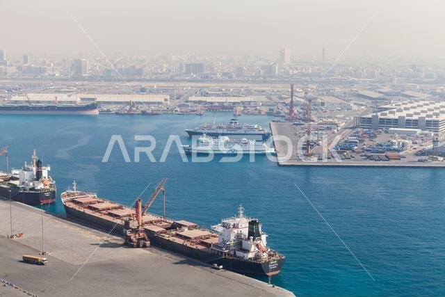 جدة، المملكة العربية السعودية - 22 ديسمبر 2019: تفريغ سفينة شحن سائبة في ميناء جدة الإسلامي في يوم مشمس