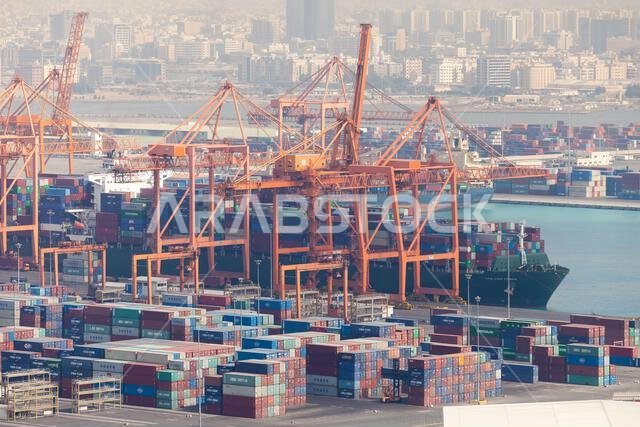 جدة، المملكة العربية السعودية - 22 ديسمبر 2019: تحميل سفينة حاويات في محطة الحاويات بميناء جدة الإسلامي