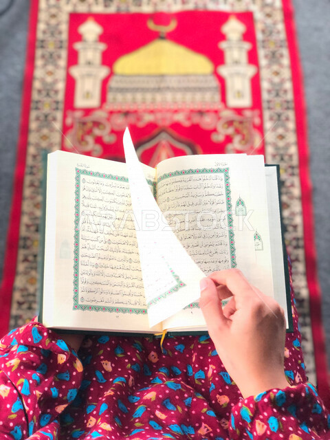 فتاة عربية خليجية ترتدي غطاء الصلاه، آداء الصلاه, العبادة والتقرب الى الله، قراءة وتلاوة القران، التعبد في بيوت الله، ذكر الله، تحفيظ القران الكريم، تفسير القرآن