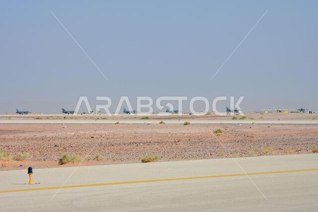طائرات إف-16 فايتينغ فالكون التابعة لسلاح الجو الأمريكي، والمخصصة للسرب المقاتل الاستكشافي 79، تتحرك على المدرج قبل الإقلاع من قاعدة الأمير سلطان الجوية، المملكة العربية السعودية، في 24 أكتوبر 2022. خلال فترة انتشارها، قام سرب "النمور" التابع للسرب المقاتل الاستكشافي 79 بنشر القوة الجوية القتالية في منطقة مسؤولية القيادة المركزية الأمريكية، ودعم الأفراد، وأظهر قوة التحالف الجوية لتعزيز الأمن الإقليمي. الجناح الجوي الاستكشافي 378، السرب المقاتل الاستكشافي 79، قيادة القتال الجوي، إف- طائرات إف-16 فايتينغ فالكون التابعة لسلاح الجو الأمريكي، والمخصصة للسرب المقاتل الاستكشافي 79، تتحرك على المدرج قبل الإقلاع من قاعدة الأمير سلطان الجوية، المملكة العربية السعودية، في 24 أكتوبر 2022. خلال فترة انتشارها، قام سرب "النمور" التابع للسرب المقاتل الاستكشافي 79 بنشر القوة الجوية القتالية في منطقة مسؤولية القيادة المركزية الأمريكية، ودعم الأفراد، وأظهر قوة التحالف الجوية لتعزيز الأمن الإقليمي. الجناح الجوي الاستكشافي 378، السرب المقاتل الاستكشافي 79، قيادة القتال الجوي، إف-