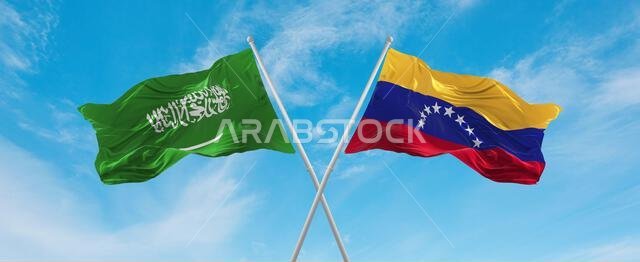 علمان متقاطعان، علم فنزويلا وعلم السعودية، يرفرفان في مهب الريح تحت سماء ملبدة بالغيوم. يرمز هذا إلى مفهوم العلاقة والحوار والسفر بين البلدين. رسم توضيحي ثلاثي الأبعاد