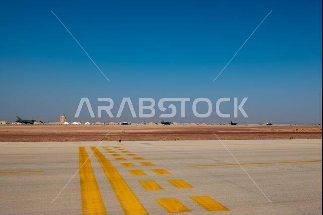 طائرات إف-16 فايتينغ فالكون التابعة لسلاح الجو الأمريكي، والمخصصة للسرب المقاتل الاستكشافي 79، تتحرك على المدرج قبل الإقلاع من قاعدة الأمير سلطان الجوية، المملكة العربية السعودية، في 24 أكتوبر 2022. خلال فترة انتشارها، قام سرب "النمور" التابع للسرب المقاتل الاستكشافي 79 بنشر القوة الجوية القتالية في منطقة مسؤولية القيادة المركزية الأمريكية، ودعم الأفراد، وأظهر قوة التحالف الجوية لتعزيز الأمن الإقليمي. الجناح الجوي الاستكشافي 378، السرب المقاتل الاستكشافي 79، قيادة القتال الجوي، إف-