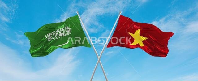 علمان متقاطعان، علم فيتنام وعلم السعودية، يرفرفان في مهب الريح تحت سماء ملبدة بالغيوم. يرمزان إلى العلاقة والحوار والسفر بين البلدين. رسم توضيحي ثلاثي الأبعاد.
