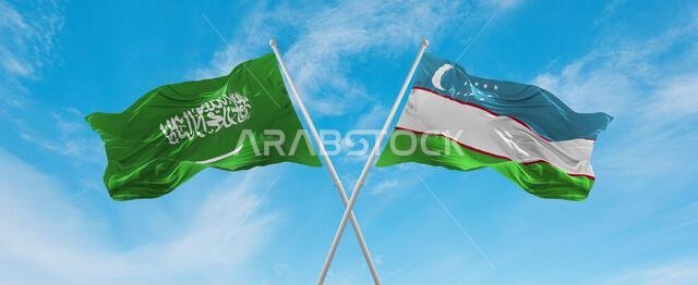 علمان متقاطعان لأوزبكستان والسعودية يرفرفان في مهب الريح تحت سماء ملبدة بالغيوم. يرمزان إلى العلاقة والحوار والسفر بين البلدين. رسم توضيحي ثلاثي الأبعاد