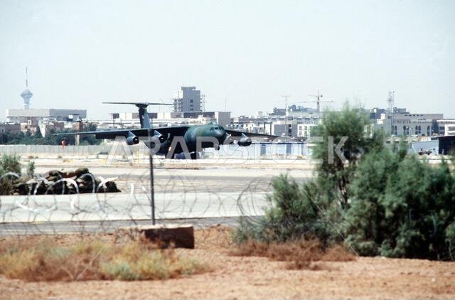 إقلاع طائرة من طراز C-141B ستارليفت خلال عملية درع الصحراء. العملية/السلسلة: درع الصحراء. الدولة: المملكة العربية السعودية. إقلاع طائرة من طراز C-141B ستارليفت خلال عملية درع الصحراء. العملية/السلسلة: درع الصحراء. الدولة: المملكة العربية السعودية.