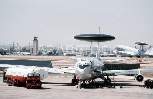 يتم تزويد طائرة من طراز E-3 سينتري تابعة للجناح 552 للإنذار والتحكم المحمول جواً بالوقود، بينما تقلع طائرة سينتري ثانية في مهمة خلال عملية درع الصحراء. العملية/السلسلة: درع الصحراء. الدولة: المملكة العربية السعودية. يتم تزويد طائرة من طراز E-3 سينتري تابعة للجناح 552 للإنذار والتحكم المحمول جواً بالوقود، بينما تقلع طائرة سينتري ثانية في مهمة خلال عملية درع الصحراء. العملية/السلسلة: درع الصحراء. الدولة: المملكة العربية السعودية.