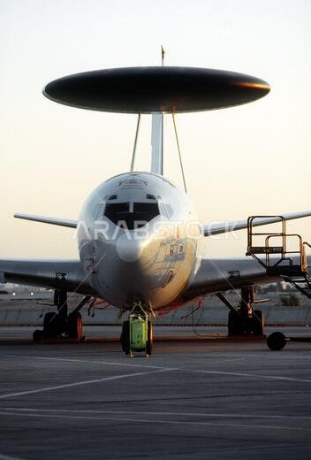 طائرة من طراز E-3A Sentry تقف متوقفة على مدرج الطائرات خلال عملية درع الصحراء. العملية/السلسلة: درع الصحراء. الدولة: المملكة العربية السعودية. طائرة من طراز E-3A Sentry تقف متوقفة على مدرج الطائرات خلال عملية درع الصحراء. العملية/السلسلة: درع الصحراء. الدولة: المملكة العربية السعودية.