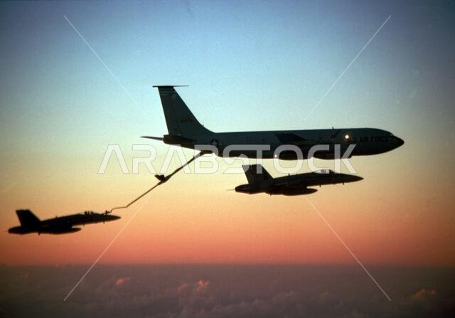 التقت طائرتان من طراز إف/إيه-18 سي هورنت تابعتان لسرب المقاتلات الهجومية 82 (VFA-82) بطائرة تزويد وقود من طراز كي سي-135 ستراتوتانكر تابعة لسلاح الجو الأمريكي للتزود بالوقود جواً خلال عملية درع الصحراء. يتمركز سرب VFA-82 على متن حاملة الطائرات يو إس إس أمريكا (CV-66). العملية/السلسلة: درع الصحراء، الدولة: المملكة العربية السعودية. التقت طائرتان من طراز إف/إيه-18 سي هورنت تابعتان لسرب المقاتلات الهجومية 82 (VFA-82) بطائرة تزويد وقود من طراز كي سي-135 ستراتوتانكر تابعة لسلاح الجو الأمريكي للتزود بالوقود جواً خلال عملية درع الصحراء. يتمركز سرب VFA-82 على متن حاملة الطائرات يو إس إس أمريكا (CV-66). العملية/السلسلة: درع الصحراء، الدولة: المملكة العربية السعودية.