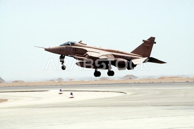 A Royal Air Force Jaguar aircraft takes off during Operation Desert Shield. Subject Operation/Series: DESERT SHIELD Country: Saudi Arabia (SAU) A Royal Air Force Jaguar aircraft takes off during Operation Desert Shield. Subject Operation/Series: DESERT SHIELD Country: Saudi Arabia (SAU)