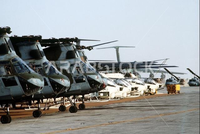 أربع مروحيات من طراز CH-46E Sea Knight تابعة لسلاح مشاة البحرية الأمريكية (في المقدمة)، وست مروحيات من طراز AH-1 Sea Cobra، جاثمة على مدرج الهبوط في منطقة الهبوط 32 (LZ-32) الموقع ألفا، خلال عملية درع الصحراء. الموضوع: عملية/سلسلة: درع الصحراء. الدولة: المملكة العربية السعودية. أربع مروحيات من طراز CH-46E Sea Knight تابعة لسلاح مشاة البحرية الأمريكية (في المقدمة)، وست مروحيات من طراز AH-1 Sea Cobra، جاثمة على مدرج الهبوط في منطقة الهبوط 32 (LZ-32) الموقع ألفا، خلال عملية درع الصحراء. الموضوع: عملية/سلسلة: درع الصحراء. الدولة: المملكة العربية السعودية.