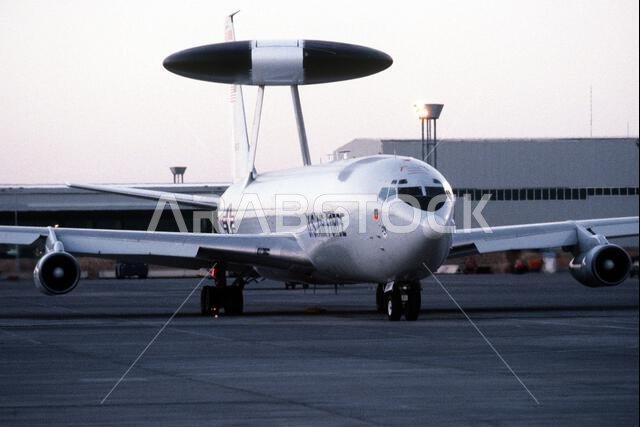 طائرة من طراز E-3A سينتري تسير على مدرج الطائرات خلال عملية درع الصحراء. العملية/السلسلة: درع الصحراء. الدولة: المملكة العربية السعودية.