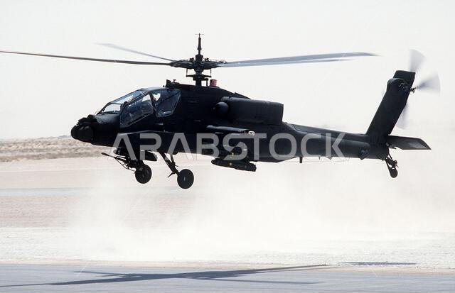 تقلع مروحية أباتشي AH-64 من قاعدة جوية خلال عملية درع الصحراء. تحمل المروحية أربعة صواريخ هيلفاير AGM-114 وقاذفة صواريخ جوية قابلة للطي عيار 2.75 بوصة مزودة بـ 19 صاروخًا مثبتة على حامل جناحها. الموضوع: عملية/سلسلة: درع الصحراء، الدولة: المملكة العربية السعودية.