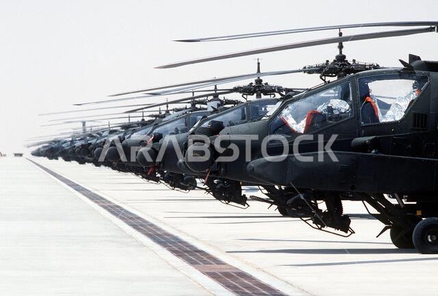 عدة مروحيات من طراز AH-64A أباتشي متوقفة على مدرج الطائرات خلال عملية درع الصحراء. العملية/السلسلة: درع الصحراء. الدولة: المملكة العربية السعودية. عدة مروحيات من طراز AH-64A أباتشي متوقفة على مدرج الطائرات خلال عملية درع الصحراء. العملية/السلسلة: درع الصحراء. الدولة: المملكة العربية السعودية.