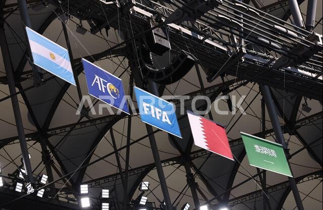 الدوحة، قطر. ٢٢ نوفمبر ٢٠٢٢. أعلام مباريات الفيفا خلال مباراة كأس العالم ٢٠٢٢ على استاد لوسيل، الدوحة. حقوق الصورة: ديفيد كلاين/سبورت إيميج. المصدر: سبورت إيميج/ألامي لايف نيوز