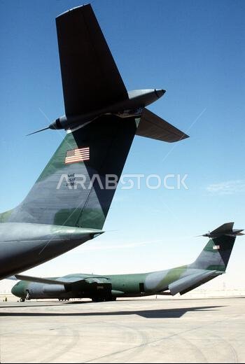 طائرات النقل الجوي العسكري من طراز C-141B ستارليفت متوقفة على مدرج الطائرات خلال عملية درع الصحراء. العملية/السلسلة: درع الصحراء. الدولة: المملكة العربية السعودية. طائرات النقل الجوي العسكري من طراز C-141B ستارليفت متوقفة على مدرج الطائرات خلال عملية درع الصحراء. العملية/السلسلة: درع الصحراء. الدولة: المملكة العربية السعودية.