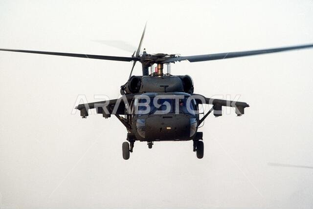 صورة أمامية لطائرة هليكوبتر من طراز UH-60A بلاك هوك (بلاك هوك) أثناء تحليقها خلال عملية درع الصحراء. الموضوع: عملية/سلسلة: درع الصحراء. الدولة: المملكة العربية السعودية. صورة أمامية لطائرة هليكوبتر من طراز UH-60A بلاك هوك (بلاك هوك) أثناء تحليقها خلال عملية درع الصحراء. الموضوع: عملية/سلسلة: درع الصحراء. الدولة: المملكة العربية السعودية.