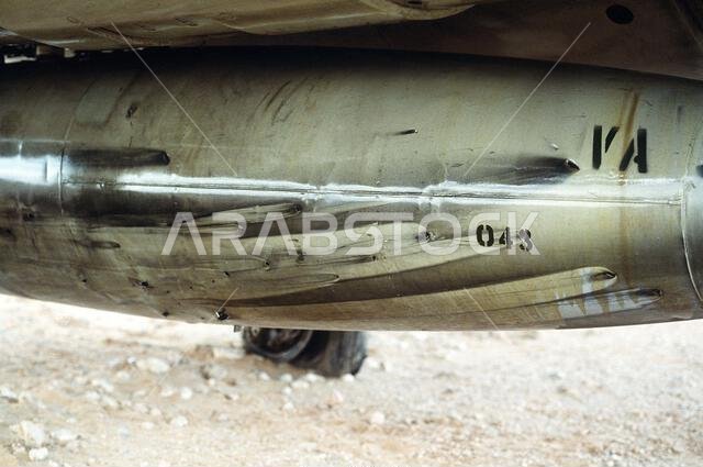 خزان وقود طائرة هجومية من طراز A-6E Intruder تابعة للسرب الهجومي 35 (VA-35)، انطلقت من حاملة الطائرات يو إس إس ساراتوغا (CV-60)، يُظهر آثار أضرار معركة من مهمة في بداية عملية عاصفة الصحراء. الموضوع: عملية/سلسلة: عاصفة الصحراء، الدولة: المملكة العربية السعودية.
