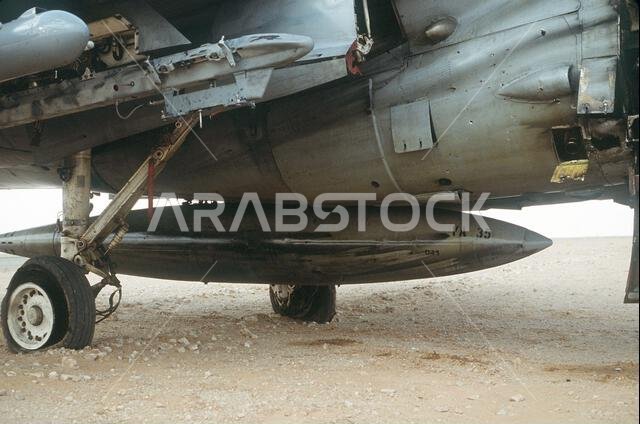 خزان وقود وهيكل طائرة هجومية من طراز A-6E Intruder تابعة لسرب الهجوم 35 (VA-35)، انطلقت من حاملة الطائرات يو إس إس ساراتوغا (CV-60)، يظهران آثار أضرار معركة من مهمة في بداية عملية عاصفة الصحراء. الموضوع: عملية/سلسلة: عاصفة الصحراء، الدولة: المملكة العربية السعودية.