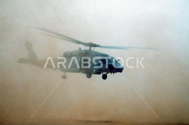 أقلعت مروحية من طراز HH-60H Sea Hawk تابعة لسرب البحث والإنقاذ القتالي/دعم العمليات الخاصة الرابع (HCS-4) في نورفولك، فرجينيا، من الرمال في مهمة بحث وإنقاذ مع انطلاق عملية عاصفة الصحراء. الموضوع: عملية/سلسلة: عاصفة الصحراء، الدولة: المملكة العربية السعودية. أقلعت مروحية من طراز HH-60H Sea Hawk تابعة لسرب البحث والإنقاذ القتالي/دعم العمليات الخاصة الرابع (HCS-4) في نورفولك، فرجينيا، من الرمال في مهمة بحث وإنقاذ مع انطلاق عملية عاصفة الصحراء. الموضوع: عملية/سلسلة: عاصفة الصحراء، الدولة: المملكة العربية السعودية.
