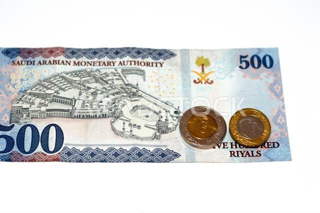 يُظهر الوجه الخلفي للورقة النقدية من فئة 500 ريال سعودي صورة المسجد الحرام والكعبة المشرفة، بالإضافة إلى باقي العملات المعدنية من الريال السعودي.