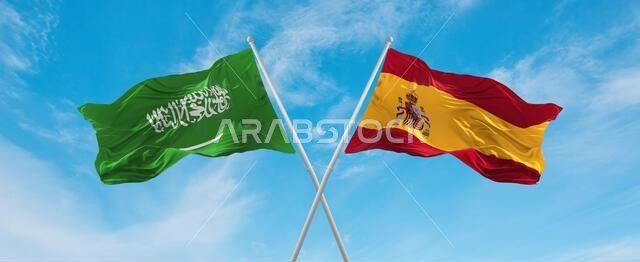 علمان متقاطعان لإسبانيا والسعودية يرفرفان في مهب الريح تحت سماء ملبدة بالغيوم. يرمزان إلى العلاقة والحوار والسفر بين البلدين. رسم توضيحي ثلاثي الأبعاد.