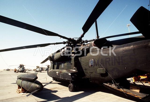 خزان وقود منفصل موضوع بجانب مروحية من طراز CH-53E سوبر ستاليون على مدرج الطائرات خلال عملية درع الصحراء. العملية/السلسلة: درع الصحراء. الدولة: المملكة العربية السعودية. خزان وقود منفصل موضوع بجانب مروحية من طراز CH-53E سوبر ستاليون على مدرج الطائرات خلال عملية درع الصحراء. العملية/السلسلة: درع الصحراء. الدولة: المملكة العربية السعودية.