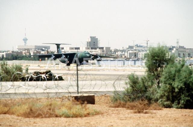 تقلع طائرة نقل عسكرية من طراز C-141B ستارليفت تابعة لقيادة النقل الجوي العسكري خلال عملية درع الصحراء. العملية/السلسلة: درع الصحراء. الدولة: المملكة العربية السعودية.