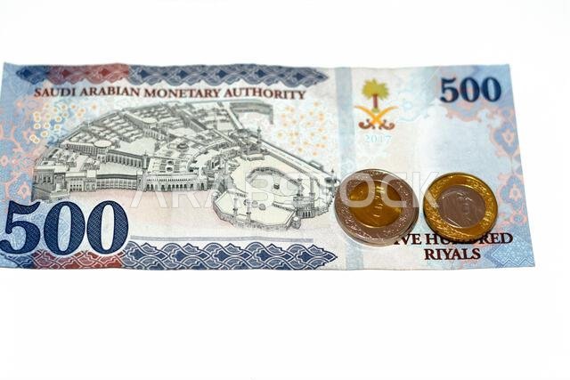 يُظهر الوجه الخلفي للورقة النقدية من فئة 500 ريال سعودي صورة المسجد الحرام والكعبة المشرفة، بالإضافة إلى باقي العملات المعدنية من الريال السعودي. يُظهر الوجه الخلفي للورقة النقدية من فئة 500 ريال سعودي صورة المسجد الحرام والكعبة المشرفة، بالإضافة إلى باقي العملات المعدنية من الريال السعودي.