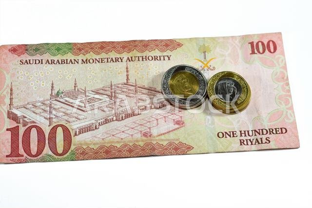 يُظهر الوجه الخلفي للورقة النقدية من فئة 100 ريال سعودي صورة المسجد النبوي في المدينة المنورة، مع وجود باقي العملات المعدنية من فئة الريال السعودي. يُظهر الوجه الخلفي للورقة النقدية من فئة 100 ريال سعودي صورة المسجد النبوي في المدينة المنورة، مع وجود باقي العملات المعدنية من فئة الريال السعودي.