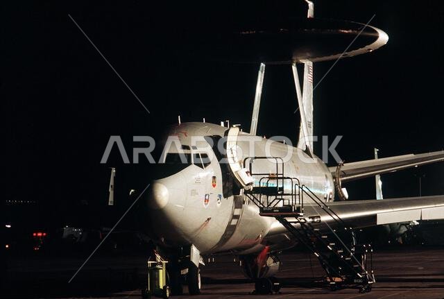 تخضع طائرة من طراز E-3A Sentry للصيانة بين رحلاتها خلال عملية درع الصحراء. العملية/السلسلة: درع الصحراء. الدولة: المملكة العربية السعودية. تخضع طائرة من طراز E-3A Sentry للصيانة بين رحلاتها خلال عملية درع الصحراء. العملية/السلسلة: درع الصحراء. الدولة: المملكة العربية السعودية.