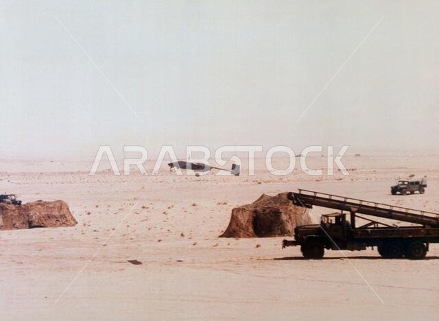 تُطلق مركبة بايونير المُسيّرة عن بُعد من منصة إطلاق مُثبّتة أعلى شاحنة نقل بضائع من طراز M-814 سعة 5 أطنان. تُجرى اختبارات المركبة لدعم عملية درع الصحراء. العملية/السلسلة: درع الصحراء. الدولة: المملكة العربية السعودية.