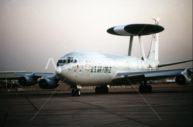 طائرة من طراز E-3A سينتري تتجه نحو المدرج خلال عملية درع الصحراء. العملية/السلسلة: درع الصحراء. الدولة: المملكة العربية السعودية.
