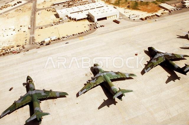 صورة جوية لثلاث طائرات من طراز C-5 غالاكسي على مدرج قاعدة جوية خلال عملية درع الصحراء. موضوع العملية/السلسلة: درع الصحراء. الدولة: المملكة العربية السعودية. صورة جوية لثلاث طائرات من طراز C-5 غالاكسي على مدرج قاعدة جوية خلال عملية درع الصحراء. موضوع العملية/السلسلة: درع الصحراء. الدولة: المملكة العربية السعودية.