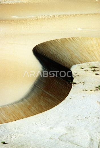 صورة جوية لكثيب رملي التُقطت خلال عملية درع الصحراء. موضوع العملية/السلسلة: درع الصحراء. الدولة: المملكة العربية السعودية. صورة جوية لكثيب رملي التُقطت خلال عملية درع الصحراء. موضوع العملية/السلسلة: درع الصحراء. الدولة: المملكة العربية السعودية.
