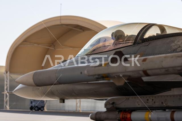 يقوم العقيد شون بيلامي، مدير الجناح الجوي الاستكشافي 378 (A/2,3,5)، بإجراء فحوصات أنظمة ما قبل الطيران في طائرة إف-16 فايتينغ فالكون، قبل إقلاعها من قاعدة الأمير سلطان الجوية، المملكة العربية السعودية، في 14 نوفمبر 2022. وتلعب طائرات إف-16 هذه، المخصصة حاليًا للسرب المقاتل الاستكشافي 77، دورًا رئيسيًا في دعم مهمة الجناح الجوي الاستكشافي 378 المتمثلة في دعم وحماية القوات المشتركة وقوات الشركاء من خلال نشر القوة الجوية القتالية لدعم خطط وعمليات المسرح.
