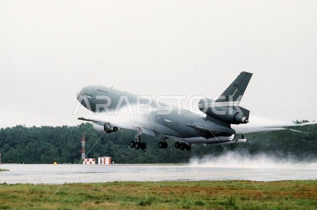 طائرة KC-10A Extender تقلع تحت المطر أثناء توجهها إلى المملكة العربية السعودية خلال عملية درع الصحراء. الدولة: غير معروفة طائرة KC-10A Extender تقلع تحت المطر أثناء توجهها إلى المملكة العربية السعودية خلال عملية درع الصحراء. الدولة: غير معروفة