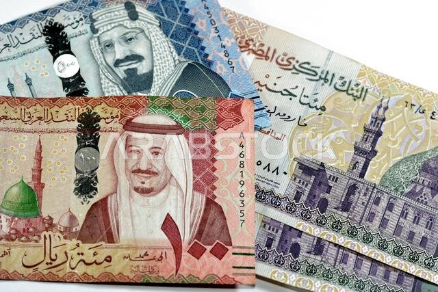 مجموعة من الأوراق النقدية من فئات 500 و100 ريال سعودي، بالإضافة إلى 200 جنيه مصري. مجموعة من الأوراق النقدية من فئات 500 و100 ريال سعودي، بالإضافة إلى 200 جنيه مصري.