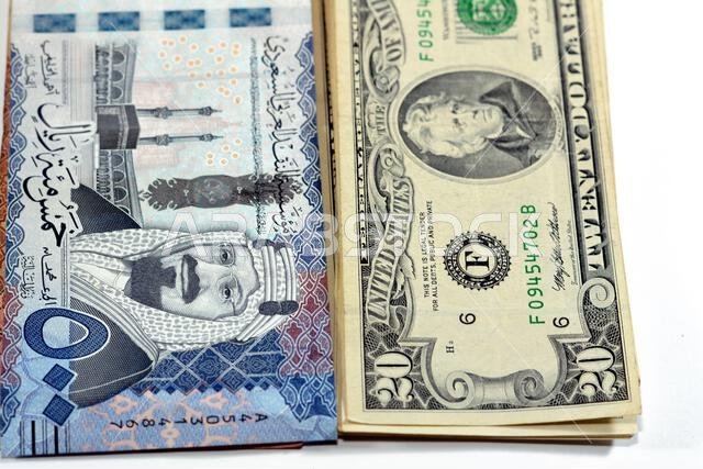 خمسمائة ريال سعودي (500 ريال) تحمل صورة الملك عبد العزيز آل سعود والكعبة المشرفة، وعشرون دولاراً أمريكياً (20 دولاراً). خمسمائة ريال سعودي (500 ريال) تحمل صورة الملك عبد العزيز آل سعود والكعبة المشرفة، وعشرون دولاراً أمريكياً (20 دولاراً).