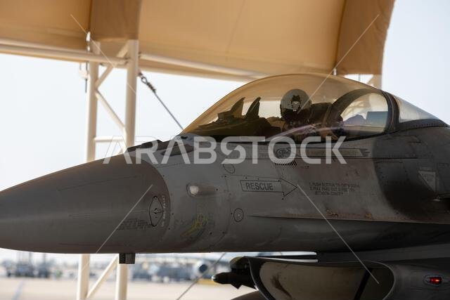 يقوم العقيد شون بيلامي، مدير الجناح الجوي الاستكشافي 378 (A/2,3,5)، بإجراء فحوصات أنظمة ما قبل الطيران في طائرة إف-16 فايتينغ فالكون، قبل إقلاعها من قاعدة الأمير سلطان الجوية، المملكة العربية السعودية، في 14 نوفمبر 2022. وتلعب طائرات إف-16 هذه، المخصصة حاليًا للسرب المقاتل الاستكشافي 77، دورًا رئيسيًا في دعم مهمة الجناح الجوي الاستكشافي 378 المتمثلة في دعم وحماية القوات المشتركة وقوات الشركاء من خلال نشر القوة الجوية القتالية لدعم خطط وعمليات المسرح.