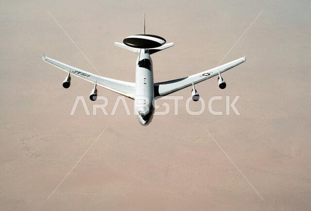طائرة من طراز E-3A سينتري تقوم بدورية فوق الصحراء السعودية خلال عملية درع الصحراء. العملية/السلسلة: درع الصحراء. الدولة: المملكة العربية السعودية. طائرة من طراز E-3A سينتري تقوم بدورية فوق الصحراء السعودية خلال عملية درع الصحراء. العملية/السلسلة: درع الصحراء. الدولة: المملكة العربية السعودية.