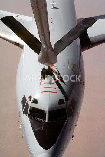 تقوم طائرة من طراز E-3A سينتري بعملية تزويد بالوقود جواً لطائرة من طراز KC-135 ستراتوتانكر أثناء قيامها بدورية فوق الصحراء السعودية خلال عملية درع الصحراء. العملية/السلسلة: درع الصحراء، الدولة: المملكة العربية السعودية.