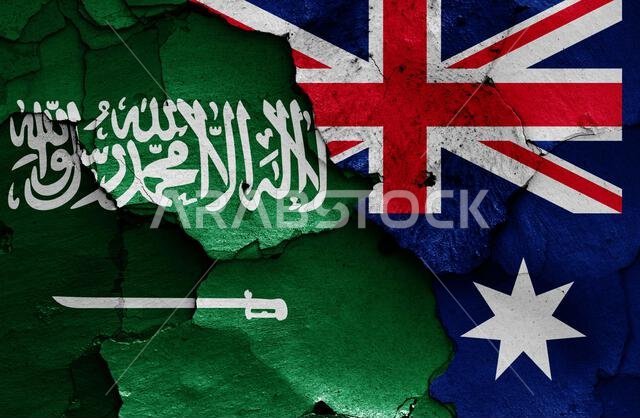 أعلام المملكة العربية السعودية وأستراليا مرسومة على جدار متصدع