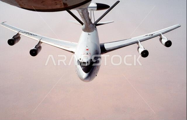 طائرة من طراز E-3A سينتري تقترب من ذراع التزود بالوقود لطائرة KC-135 ستراتوتانكر أثناء قيامها بدورية فوق الصحراء السعودية خلال عملية درع الصحراء. العملية/السلسلة: درع الصحراء، الدولة: المملكة العربية السعودية.