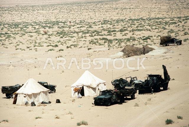 مركبات هامفي متعددة الأغراض عالية الحركة من طراز M998 ومعدات أخرى متوقفة في موقع متقدم خلال عملية درع الصحراء. العملية/السلسلة: درع الصحراء. الدولة: المملكة العربية السعودية. مركبات هامفي متعددة الأغراض عالية الحركة من طراز M998 ومعدات أخرى متوقفة في موقع متقدم خلال عملية درع الصحراء. العملية/السلسلة: درع الصحراء. الدولة: المملكة العربية السعودية.