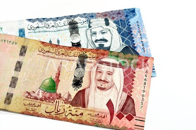 500 ريال سعودي: خمسمائة ريال سعودي نقداً، عليها صورة الملك عبد العزيز آل سعود والكعبة المشرفة. و100 ريال سعودي: ورقة نقدية عليها صورة الملك عبد العزيز آل سعود والكعبة المشرفة.