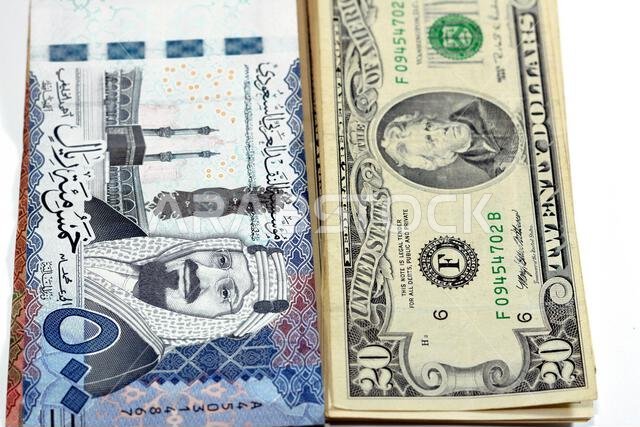 خمسمائة ريال سعودي (500 ريال) تحمل صورة الملك عبد العزيز آل سعود والكعبة المشرفة، وعشرون دولاراً أمريكياً (20 دولاراً).