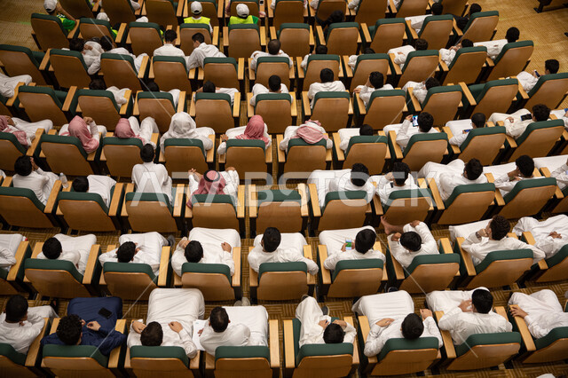  تصوير من الأعلى لطلاب عرب  سعوديون خليجيون في قاعة الجامعة ، مسرح تعليمي, المحاضرات والدروس, ندوات وإجتماعات
