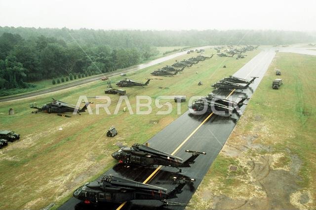 تم تجهيز مروحيات UH-60 بلاك هوك (بلاك هوك) للشحن إلى المملكة العربية السعودية لدعم عملية درع الصحراء. العملية/السلسلة: درع الصحراء. القاعدة: قاعدة بوب الجوية. الولاية: كارولاينا الشمالية. الدولة: الولايات المتحدة الأمريكية. تم تجهيز مروحيات UH-60 بلاك هوك (بلاك هوك) للشحن إلى المملكة العربية السعودية لدعم عملية درع الصحراء. العملية/السلسلة: درع الصحراء. القاعدة: قاعدة بوب الجوية. الولاية: كارولاينا الشمالية. الدولة: الولايات المتحدة الأمريكية.