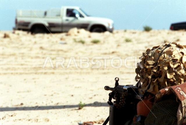 يقوم العريف لانس سي إف بريت، من الفصيلة الأولى، السرية ك، الكتيبة الثالثة، فوج المشاة البحرية الثالث، بتغطية أفراد فصيلته الآخرين بسلاح رشاش من طراز إم-249 أثناء حراستهم حاجزًا مروريًا خلال عملية عاصفة الصحراء. الموضوع: عملية/سلسلة: عاصفة الصحراء. الدولة: المملكة العربية السعودية. يقوم العريف لانس سي إف بريت، من الفصيلة الأولى، السرية ك، الكتيبة الثالثة، فوج المشاة البحرية الثالث، بتغطية أفراد فصيلته الآخرين بسلاح رشاش من طراز إم-249 أثناء حراستهم حاجزًا مروريًا خلال عملية عاصفة الصحراء. الموضوع: عملية/سلسلة: عاصفة الصحراء. الدولة: المملكة العربية السعودية.